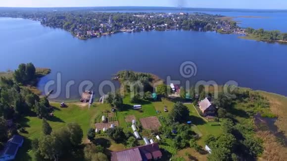 俄罗斯美丽的塞利格湖上小空中全景视频的预览图