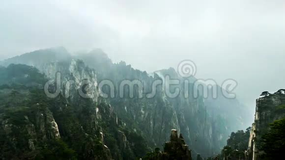 黄山陡峭的山谷视频的预览图