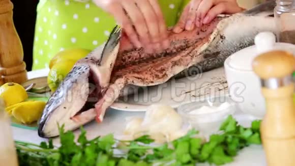 女人给新鲜的三文鱼放盐视频的预览图