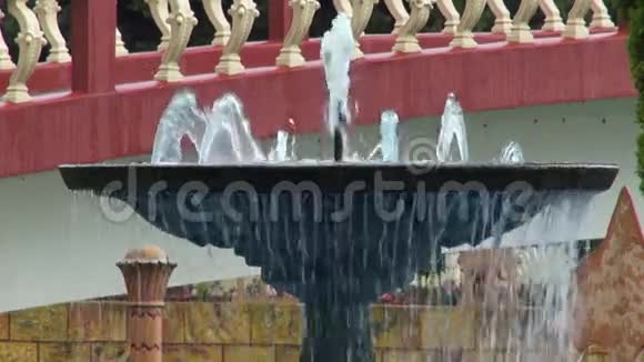 水喷泉泉水雕塑视频的预览图