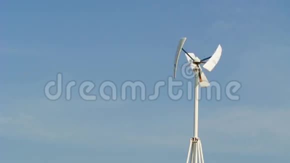 垂直风力涡轮机蓝天背景全高清视频的预览图