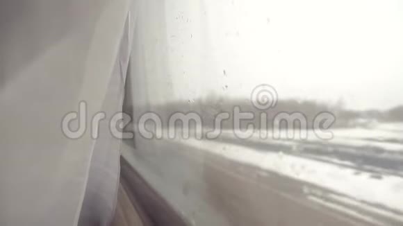 玻璃窗上的雨雪铁路概念火车旅行生活方式的美丽从一个动人的窗口视频的预览图