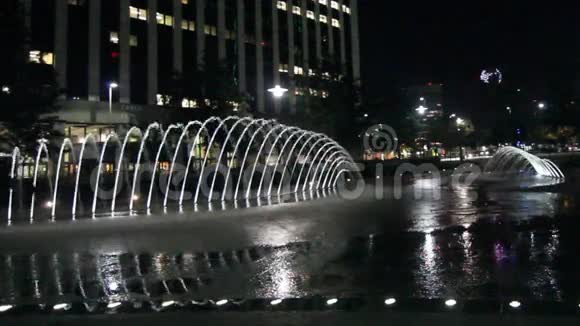 市中心公园的喷泉夜景孩子们正在玩耍视频的预览图