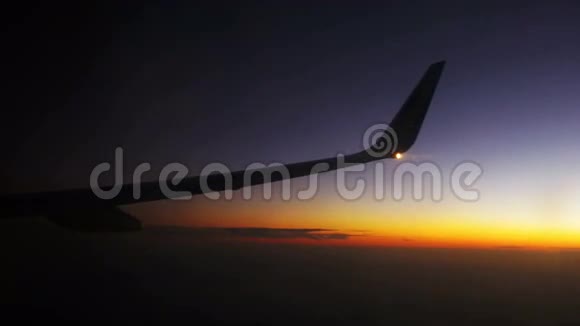 空中飞翼飞机在夕阳的映衬下飞翔视频的预览图