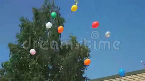 蓝色天空中向上飞的彩色气球视频的预览图