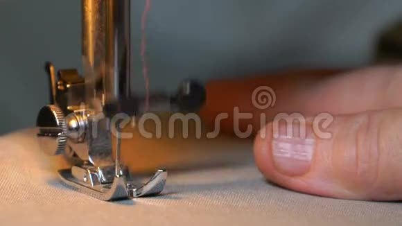 妇女缝在缝纫机上的照片高清高清视频的预览图