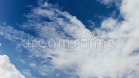 蓝天上的云彩时间流逝视频的预览图