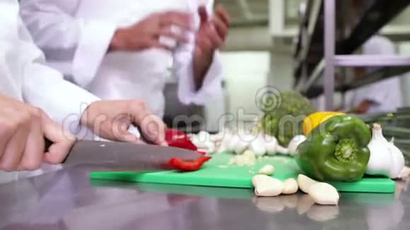 厨师在绿板上切蔬菜视频的预览图
