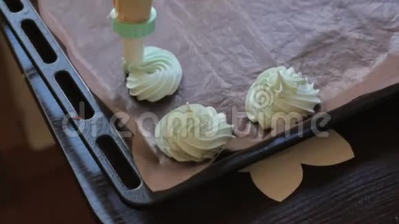 一个女人用一个糕点包组成一个棉花糖视频的预览图