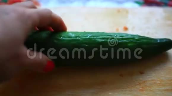 厨师手和刀切黄瓜快关门高清高清视频的预览图