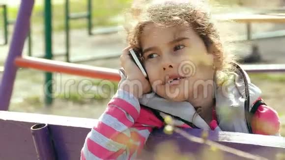 少女在操场上用智能手机聊天视频的预览图