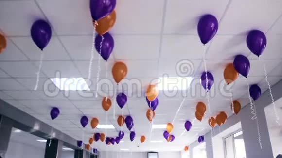 缤纷气球在节日派对上飞舞视频的预览图