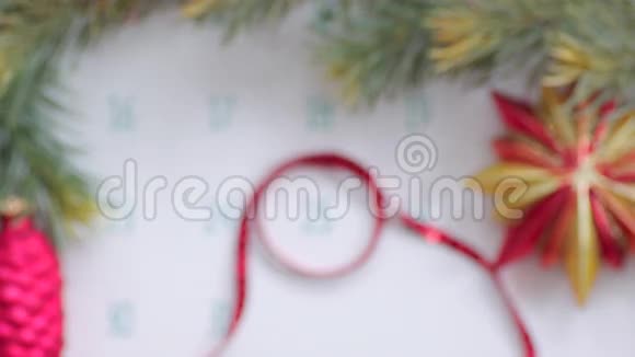 带有节日装饰的日历页上的圣诞节视频的预览图