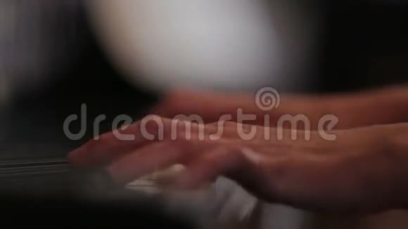女钢琴演奏会注意力集中在她的手和钢琴钥匙上视频的预览图