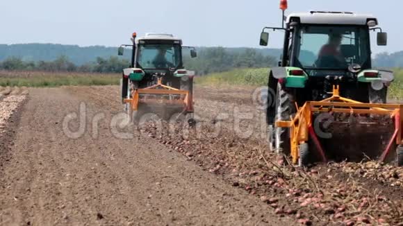 在田里操作的土豆挖掘机视频的预览图
