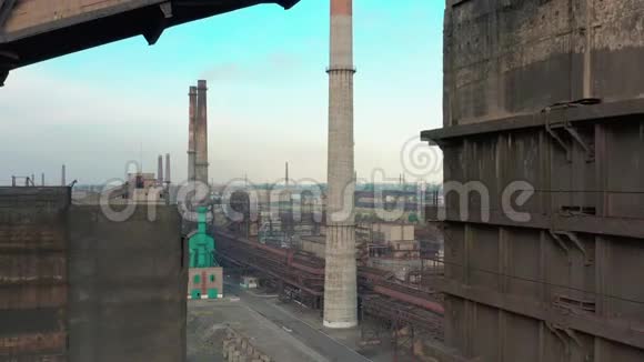 空中观景冶金工业烟管视频的预览图