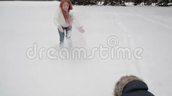 母亲和儿子在雪地里玩得很开心冬天很棒视频的预览图