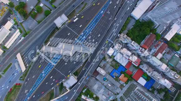 曼谷市区高速公路或快车道上的交通和车辆的高空俯视图交通概念90度视频的预览图
