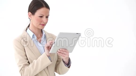 女商人在站立时使用电子图书视频的预览图