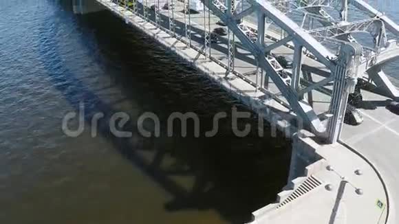 夏日四架直升机拍摄有交通和河流的桥慢动作视频的预览图