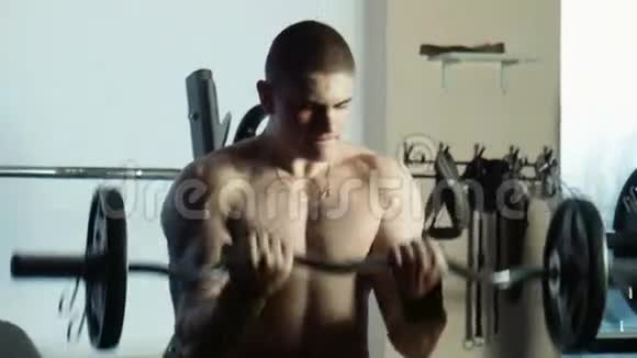 健美运动员用酒吧锻炼身体视频的预览图