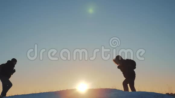 团队合作商务旅行理念两个徒步旅行者手把手放在冬天的雪地上游客们爬上山顶视频的预览图
