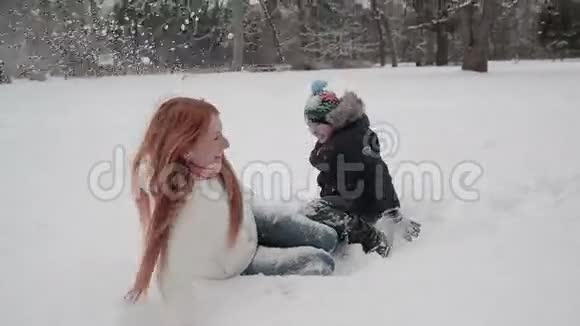 母亲和儿子在雪地里玩得很开心冬天很棒视频的预览图