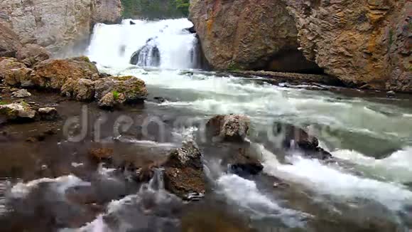 黄石公园的火坑瀑布视频的预览图