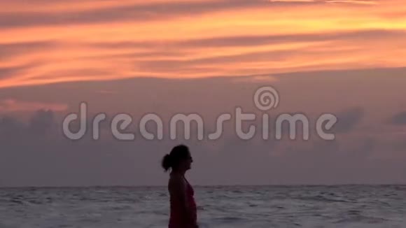 加勒比海或古巴热带海滩傍晚日落视频的预览图