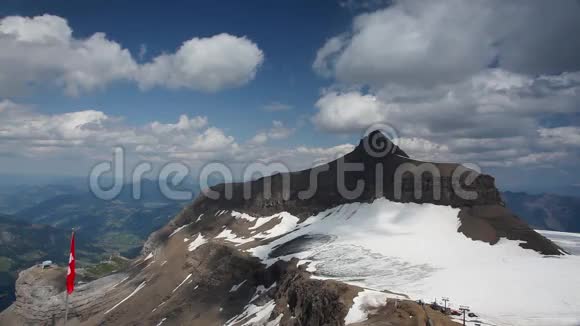 山顶步行桥附近的高山视频的预览图