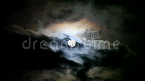夜晚移动乌云背后的满月视频的预览图