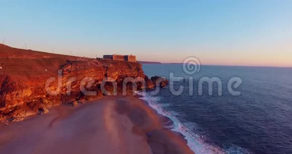 葡萄牙日落时的海景和拿撒勒灯塔视频的预览图
