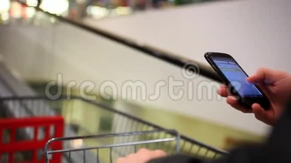 商人在购物时用手机视频的预览图