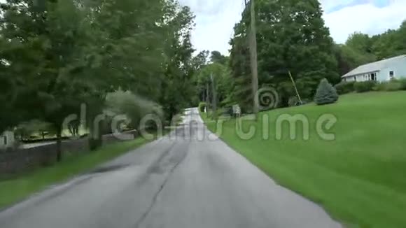 沿着新英格兰的道路行驶视频的预览图