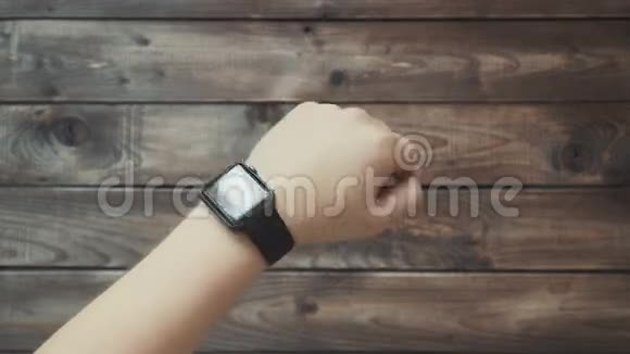 在智能手表可穿戴设备的触摸屏上用手指做各种手势视频的预览图