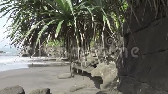 巴里安海滩地区的海景石头和海滩印度尼西亚视频的预览图