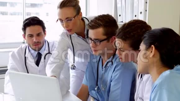 医疗小组开会讨论笔记本电脑视频的预览图