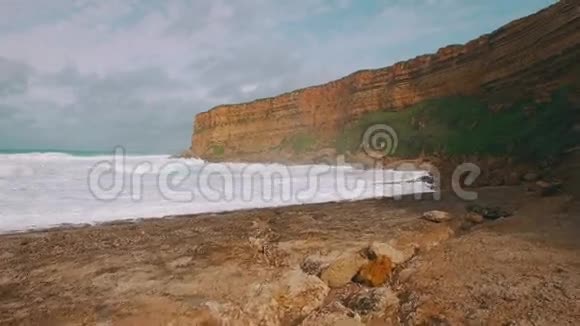 海浪进入石滩视频的预览图