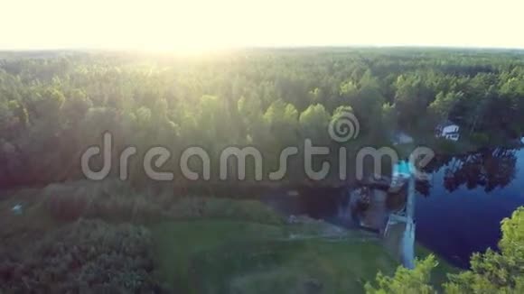 空中镜头大坝相机在附近视频的预览图