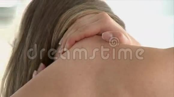 紧紧抓住一个女人的脖子视频的预览图