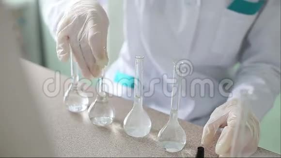 化学实验室研究人员从事流体研究视频的预览图