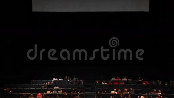 电影院里的观众变体与屏幕运动视频的预览图