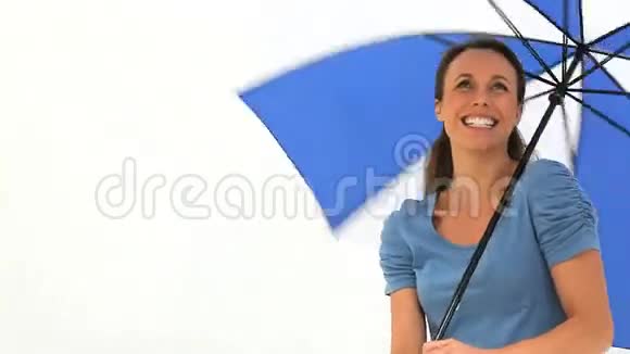 微笑的黑发女人拿着伞视频的预览图