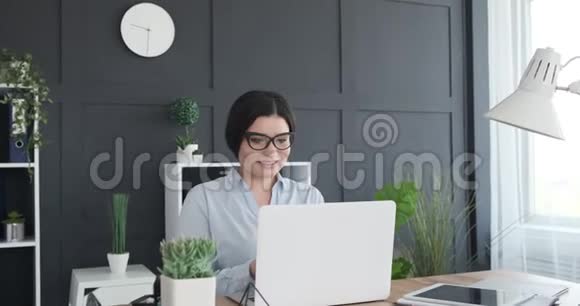 在笔记本电脑上工作的女性高管视频的预览图