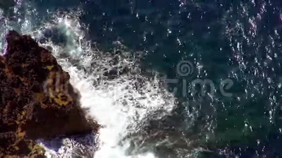 用深蓝的海水拍摄马洛卡悬崖线视频的预览图