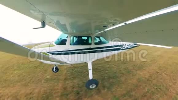 小型飞机降落在跑道上私人小型飞机视频的预览图