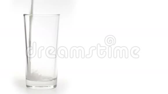 牛奶倒在白色背景上的玻璃里视频的预览图