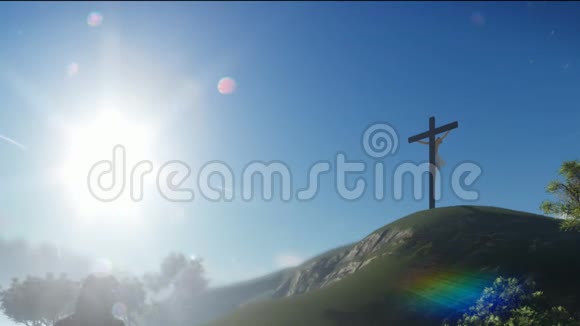 基督教妇女在耶稣十字架上祈祷视频的预览图