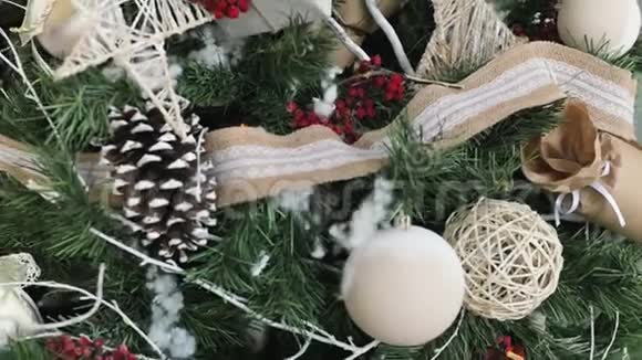 装饰圣诞树特写红色和金色的球和照明花环与手电筒视频的预览图