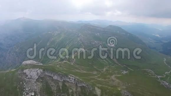 罗马尼亚布塞吉山脉和小径的空中景观视频的预览图